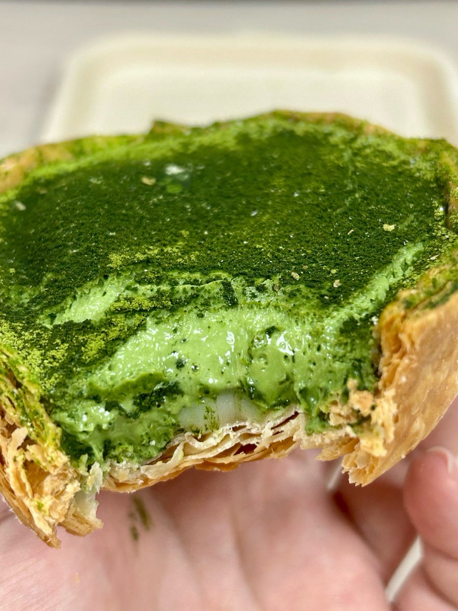 Domm000's tweet photo. Just grabbed a warm matcha croissant from the corner bakery—flaky layers, creamy filling, chef’s kiss https://t.co/j0KdQlpQrQ