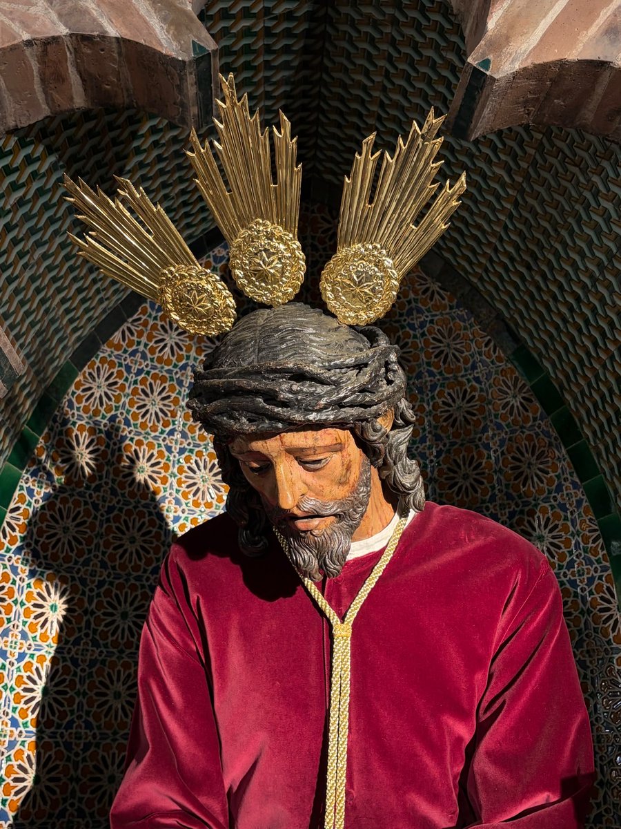 SacraSanPedro's tweet photo. El Señor de la Salud, obra de Felipe De Ribas del siglo XVII, luce ya las potencias recién doradas por el orfebre Antonio Medina Vallecillo.

"Venid a mí todos los que estáis fatigados y cargados, y yo os haré descansar"

@ParroqSanPedro https://t.co/rroHbW2pk2