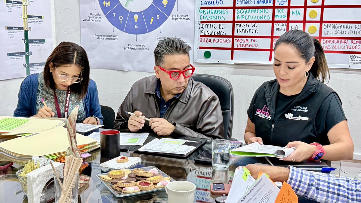 RegidoresPue's tweet photo. El regidor @AyalaPako presidió una mesa de trabajo del Comité Técnico de Pensiones junto a su homóloga, @MarcelaMonV. El encuentro tuvo como objetivo dar continuidad a los procesos sobre jubilaciones, pensiones y pagos por extinción. https://t.co/tlG1pEL3mH