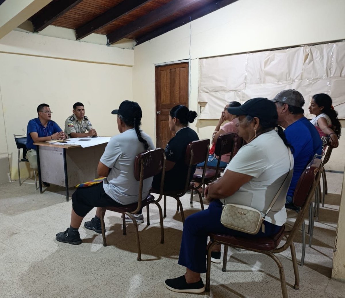 goberzamora's tweet photo. ➡️ #Nangaritza: El Comisario y la Policía Nacional socializaron sobre horarios de funcionamiento y permisos a propietarios de establecimientos. 

#GobiernoDelEcuador https://t.co/cfp2zH9CTc