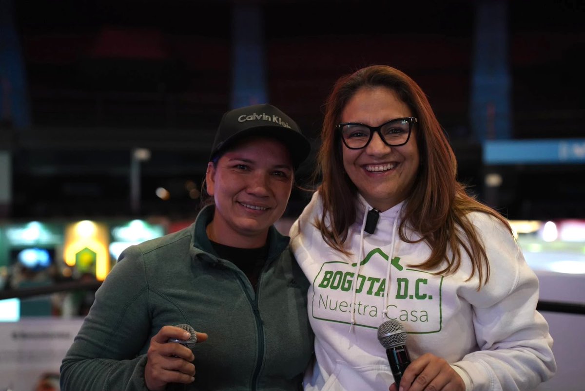 vvbernal's tweet photo. Hoy inició la Gran Feria de Vivienda #MiCasaEnBogotá en el @MovistarArenaCo, más de 45 mil familias habilitadas visitarán hoy, mañana y el sábado este espacio para formalizar su sueño de tener vivienda propia.

Al momento, 105 personas ya hicieron su cierre financiero y dieron un paso crucial en la construcción de su futuro y de @Bogota.

La alcaldía de @CarlosFGalan le sigue cumpliendo a las familias que sueñan con una vivienda propia, porque #AquíSíPasa.