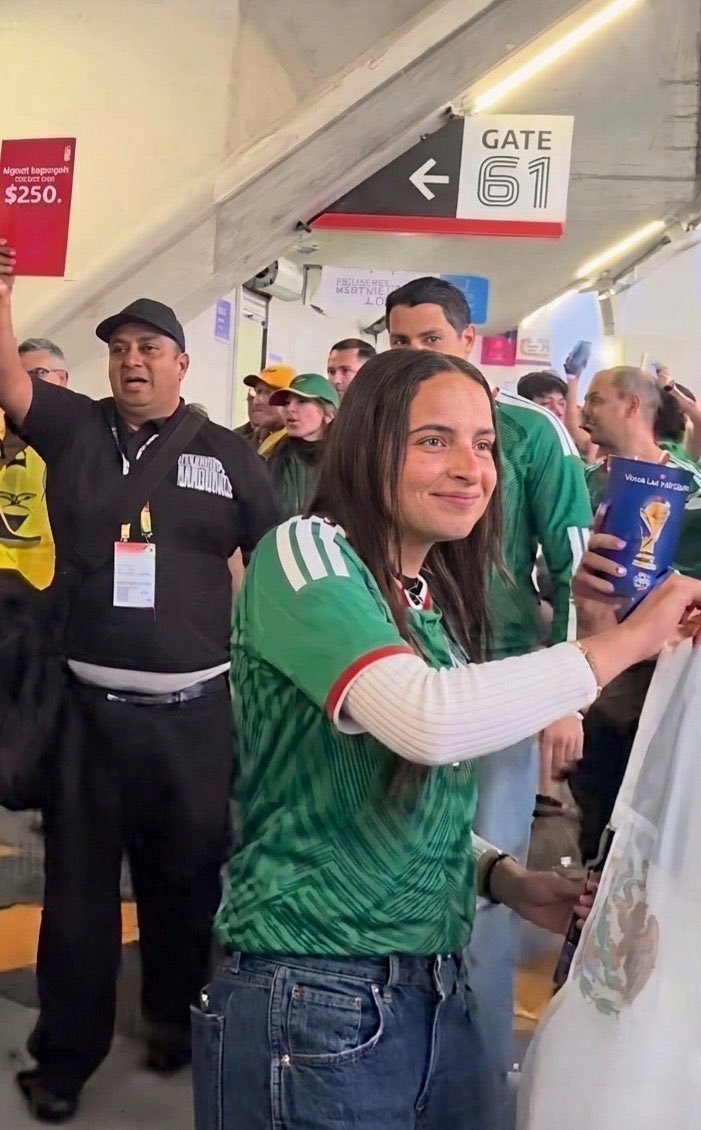 BrujaMaldita2's tweet photo. Está pendeja cara de duende, fue quien  le tiro cerveza a los acustorianos!! https://t.co/OGJyEboDzM