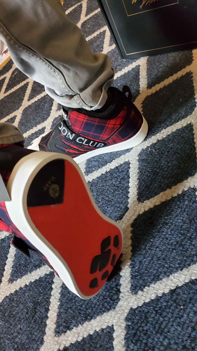 CoboldFox's tweet photo. My werewolf shoes from V-Art finally came! https://t.co/7e2wj1syav