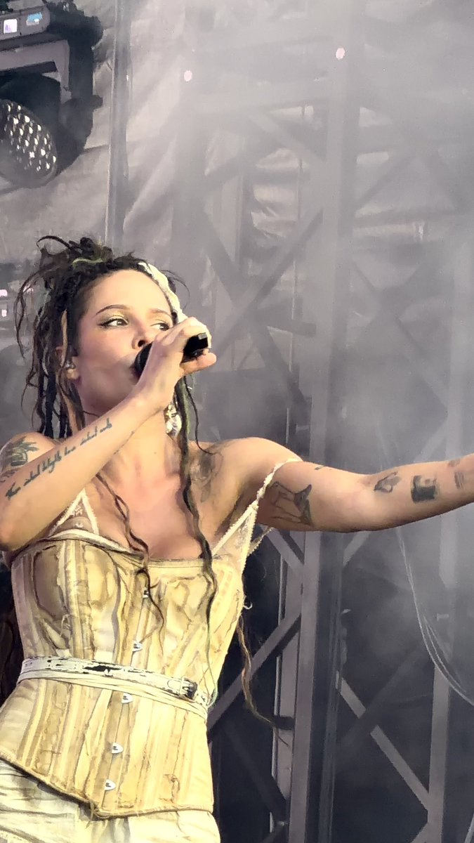 Werka HUG HALSEY tweet media
