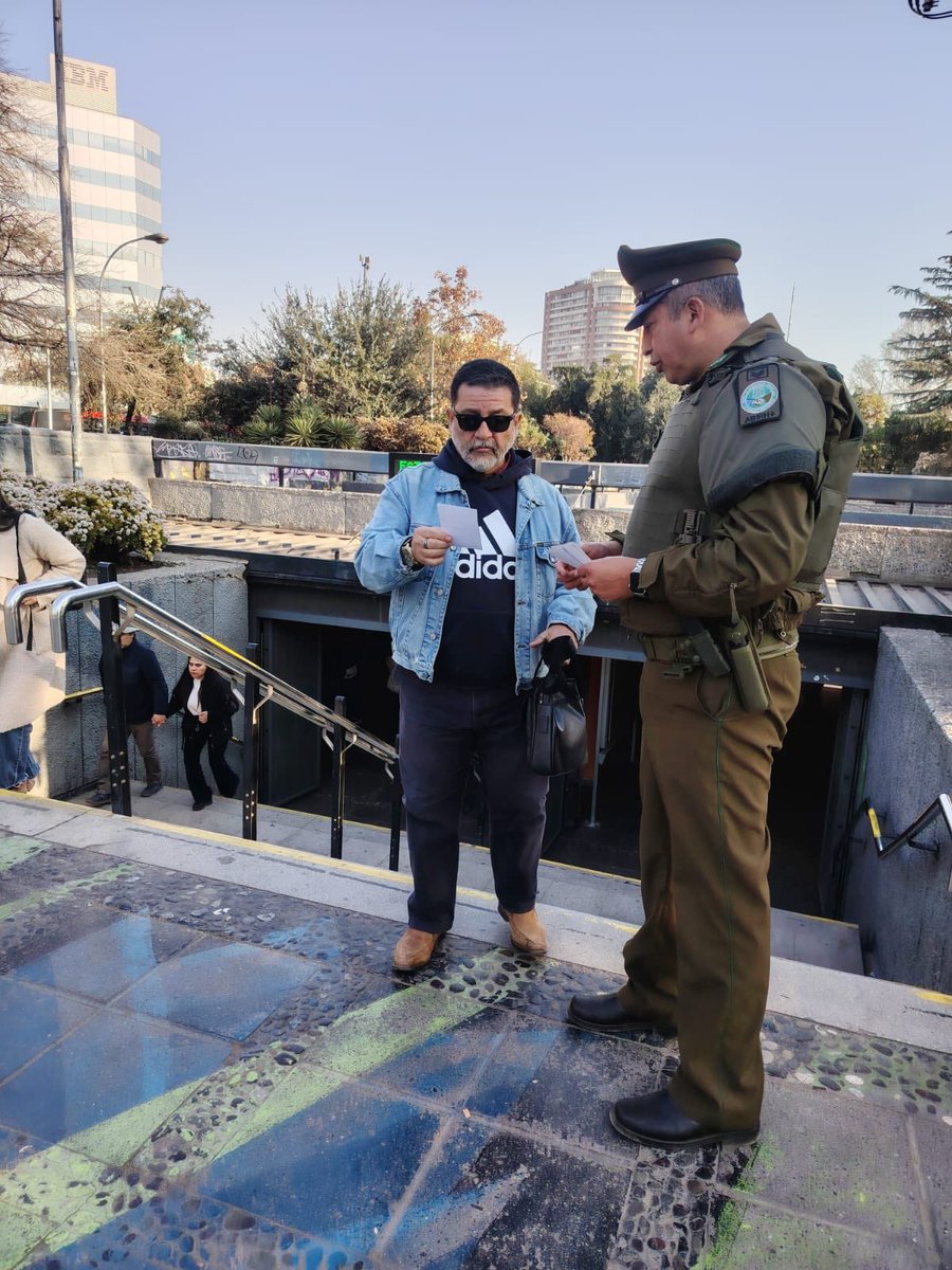 CarabPrOriente's tweet photo. Providencia
@CarabMicc de la 19ª Comisaría realiza difusion preventiva por delitos de robo por sorpresa y hurto, entregando información de medidas de autocuidado en el exterior del metro salvador
#Prevención #Providencia #MICC #CarabinerosDeTodos
@Carabdechile @Muni_provi https://t.co/3CYM5iev3t