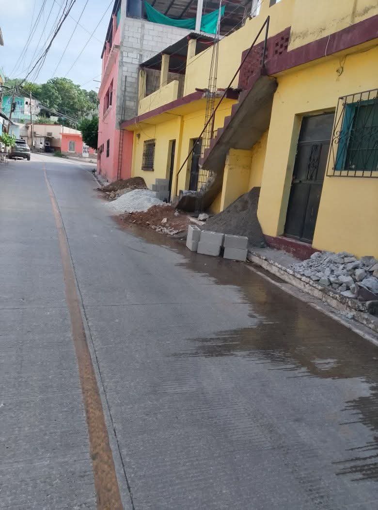 GersonGudielCas's tweet photo. Vecinos de Guastatoya El progreso, denuncian invasión del espacio público para construir gradas, mientras reclaman a la Municipalidad local por permitir dichos abusos, ya que además, la casa de la esquina construyó sin dejar acera. @ANAM_Guatemala @Segeplan @CongresoGuate https://t.co/TTLSaZj1if