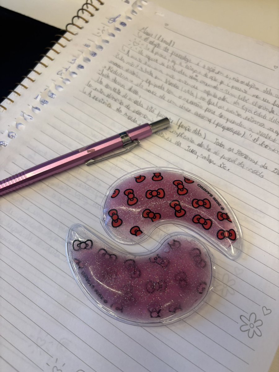 Rioliakk's tweet photo. Comprei esses pads na Renner achando uma gracinha, mas eles simplesmente n seguram no rosto 😭futilidade do dia https://t.co/blJgvRLwfQ