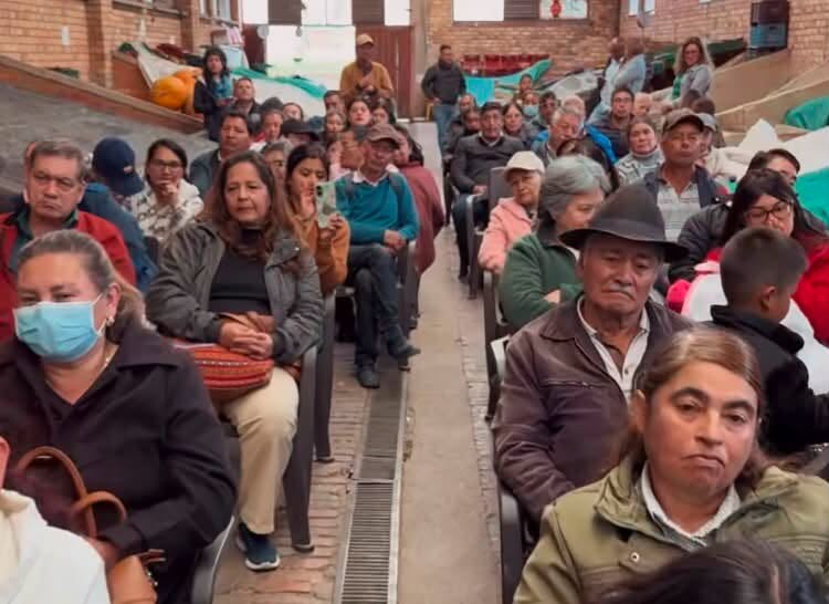 SecAgroBoyaca's tweet photo. Socializamos con los comerciantes los alcances del proyecto que hará realidad la nueva Plaza de Mercado del Norte, una infraestructura estratégica que transformará este importante escenario para la comercialización de los productos y el fortalecimiento de la economía regional. https://t.co/IMQraai8ot