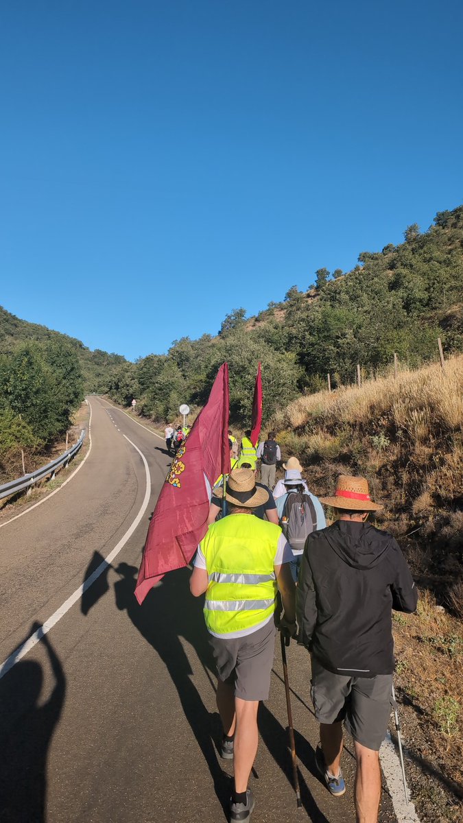 PlataformaFEVE's tweet photo. Hoy hemos completado la 3° etapa de la Marcha. 22 largos kilómetros en los que la hospitalidad de los pueblos nos ha recordado la dejación de funciones que nuestros políticos acostumbran. Seguiremos. @oscar_puente_ @jasantano @Transxte @alferma1 @JADIEZLEON  @alfonsocendon https://t.co/u1QNH8qT6M