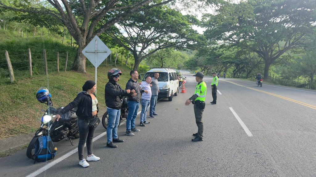 DevalPolicia's tweet photo. 🚔 Estamos presentes en las vías acompañando, orientando y cuidando a las familias colombianas. https://t.co/4Dkv2UbC3E