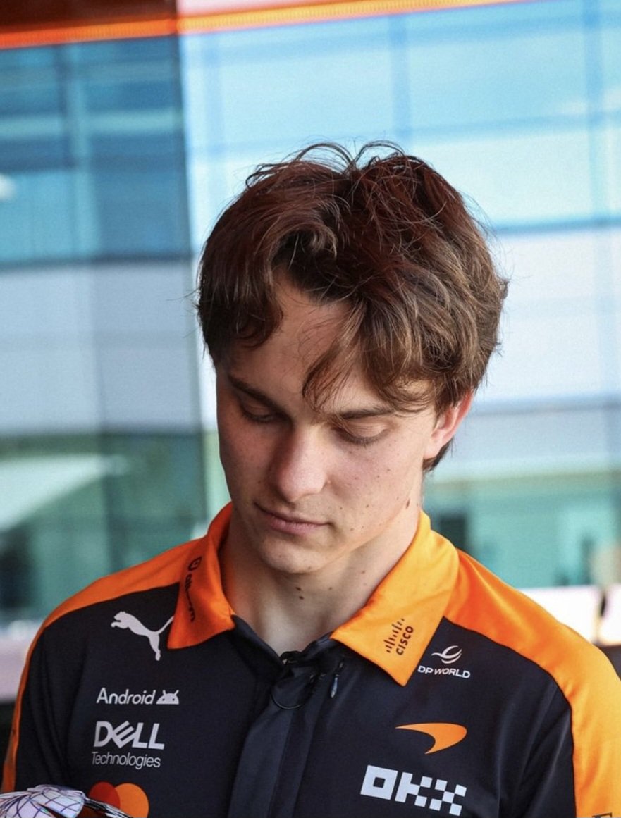 oscpoleposition's tweet photo. THE HAIR??? HELLO??? https://t.co/RuEyY67VuG