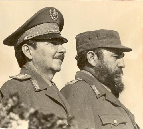 FSoldadodeIdeas's tweet photo. 📷 #Fidel junto a Raúl Castro en la graduación de los Centros de Estudios Militares, 1977.

https://t.co/tmKApfu7bi
#100AñosConFidel #Cuba #SomosContinuidad #RevoluciónCubana https://t.co/OwBZokio8c