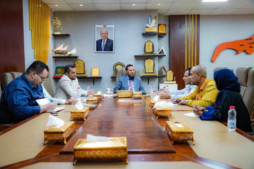 adenlocalgov's tweet photo. محافظ العاصمة عدن يناقش مع القائم بأعمال المدير التنفيذي للصندوق الاجتماعي للتنمية أوجه التعاون والتنسيق المشترك

عدن  - خاص 
٢يوليو ٢٠٢٦

التقى وزير الدولة، محافظ العاصمة عدن، عبد الرحمن شيخ، اليوم الخميس، بالقائم بأعمال المدير التنفيذي للصندوق الاجتماعي للتنمية، محمد عمر البان.

واستمع المحافظ شيخ، من القائم بأعمال المدير التنفيذي للصندوق الاجتماعي للتنمية، إلى شرحٍ مفصل حول أبرز البرامج والمشاريع التي نفذها الصندوق في العاصمة عدن خلال الفترة الماضية، إلى جانب المشاريع قيد التنفيذ، والمشاريع المزمع تنفيذها خلال الفترة المقبلة.

وناقش الجانبان، خلال اللقاء الذي حضره وكيل المحافظة المهندس غسان الزامكي، أوجه التعاون المشترك، وسبل تعزيز الشراكة في تنفيذ المشاريع التنموية والخدمية في العاصمة عدن.

وأكد المحافظ عبد الرحمن شيخ حرص السلطة المحلية على تعزيز التنسيق مع الصندوق الاجتماعي للتنمية، بما يُسهم في تنفيذ المشاريع ذات الأولوية، وتحسين مستوى الخدمات الأساسية، والاستجابة لاحتياجات المواطنين في مختلف مديريات العاصمة عدن.

وأشار المحافظ شيخ إلى أهمية توجيه الجهود نحو المشاريع المستدامة التي تلامس احتياجات المجتمع، مثمنًا الدور الذي يضطلع به الصندوق الاجتماعي للتنمية في دعم مشاريع التنمية والبنية التحتية، وما يقدمه من إسهامات في تحسين الظروف المعيشية للمواطنين.

من جانبه، أكد القائم بأعمال المدير التنفيذي للصندوق الاجتماعي للتنمية استمرار الصندوق في التعاون والتنسيق مع السلطة المحلية في العاصمة عدن، لتنفيذ المشاريع التنموية وفقًا للاحتياجات والأولويات.

حضر الاجتماع مدير الوحدة التنفيذية للمشاريع الممولة خارجيًا المهندس فتحي السقاف، ومستشار المحافظ رضا حاجب.