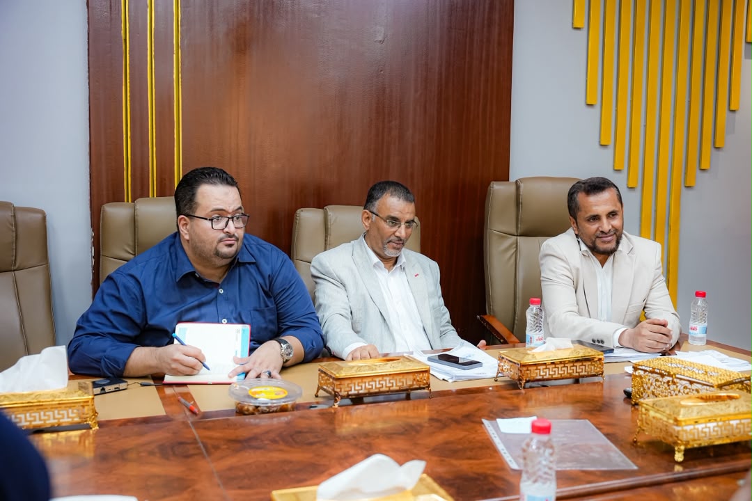 adenlocalgov's tweet photo. محافظ العاصمة عدن يناقش مع القائم بأعمال المدير التنفيذي للصندوق الاجتماعي للتنمية أوجه التعاون والتنسيق المشترك

عدن  - خاص 
٢يوليو ٢٠٢٦

التقى وزير الدولة، محافظ العاصمة عدن، عبد الرحمن شيخ، اليوم الخميس، بالقائم بأعمال المدير التنفيذي للصندوق الاجتماعي للتنمية، محمد عمر البان.

واستمع المحافظ شيخ، من القائم بأعمال المدير التنفيذي للصندوق الاجتماعي للتنمية، إلى شرحٍ مفصل حول أبرز البرامج والمشاريع التي نفذها الصندوق في العاصمة عدن خلال الفترة الماضية، إلى جانب المشاريع قيد التنفيذ، والمشاريع المزمع تنفيذها خلال الفترة المقبلة.

وناقش الجانبان، خلال اللقاء الذي حضره وكيل المحافظة المهندس غسان الزامكي، أوجه التعاون المشترك، وسبل تعزيز الشراكة في تنفيذ المشاريع التنموية والخدمية في العاصمة عدن.

وأكد المحافظ عبد الرحمن شيخ حرص السلطة المحلية على تعزيز التنسيق مع الصندوق الاجتماعي للتنمية، بما يُسهم في تنفيذ المشاريع ذات الأولوية، وتحسين مستوى الخدمات الأساسية، والاستجابة لاحتياجات المواطنين في مختلف مديريات العاصمة عدن.

وأشار المحافظ شيخ إلى أهمية توجيه الجهود نحو المشاريع المستدامة التي تلامس احتياجات المجتمع، مثمنًا الدور الذي يضطلع به الصندوق الاجتماعي للتنمية في دعم مشاريع التنمية والبنية التحتية، وما يقدمه من إسهامات في تحسين الظروف المعيشية للمواطنين.

من جانبه، أكد القائم بأعمال المدير التنفيذي للصندوق الاجتماعي للتنمية استمرار الصندوق في التعاون والتنسيق مع السلطة المحلية في العاصمة عدن، لتنفيذ المشاريع التنموية وفقًا للاحتياجات والأولويات.

حضر الاجتماع مدير الوحدة التنفيذية للمشاريع الممولة خارجيًا المهندس فتحي السقاف، ومستشار المحافظ رضا حاجب.