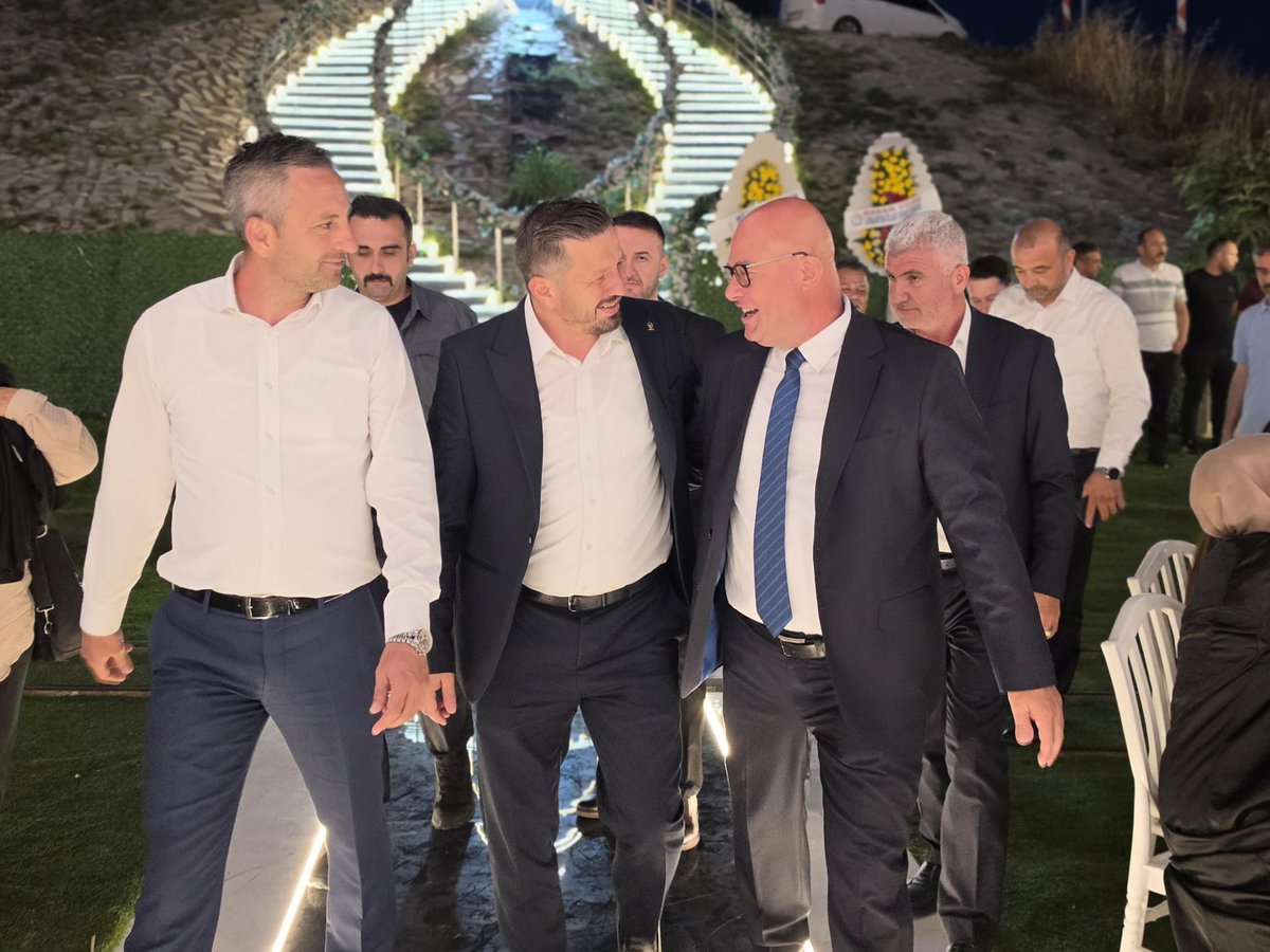 ma_balikesir's tweet photo. İl Yönetim Kurulu Üyemiz ve Marangozlar Odası Başkanımız Ersin Sözdemir abimizin kıymetli oğlu Ömer ile Merve kardeşimizin düğün cemiyetlerine katılarak mutluluklarına ortak olduk. Genç çiftimize Allah'tan iki cihan saadeti diliyoruz. https://t.co/UdVCcBEwjH