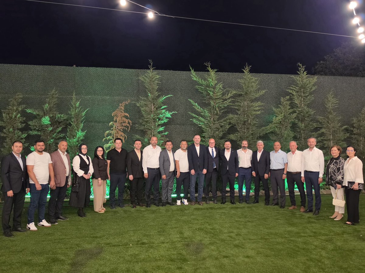 ma_balikesir's tweet photo. İl Yönetim Kurulu Üyemiz ve Marangozlar Odası Başkanımız Ersin Sözdemir abimizin kıymetli oğlu Ömer ile Merve kardeşimizin düğün cemiyetlerine katılarak mutluluklarına ortak olduk. Genç çiftimize Allah'tan iki cihan saadeti diliyoruz. https://t.co/UdVCcBEwjH