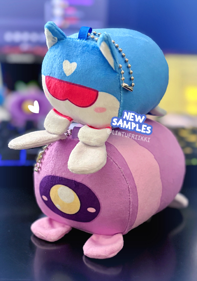 Lintufriikki's tweet photo. they are so silly i'm kinda obsessed... squish them like stress balls 🤲💙💜
and yes they squeak!!
#transformers #wavewave #maccadam https://t.co/g4y6mdwzXn