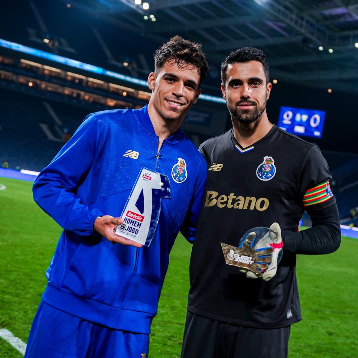 GOATAVIO's tweet photo. Comment il parle de Porto, prend la parole, l’âme de leader qu’il a, sa manière de mourir sur chaque ballon sur le terrain…

Lui aussi a le brassard 🇪🇸💫 https://t.co/UcYSAJxXiW