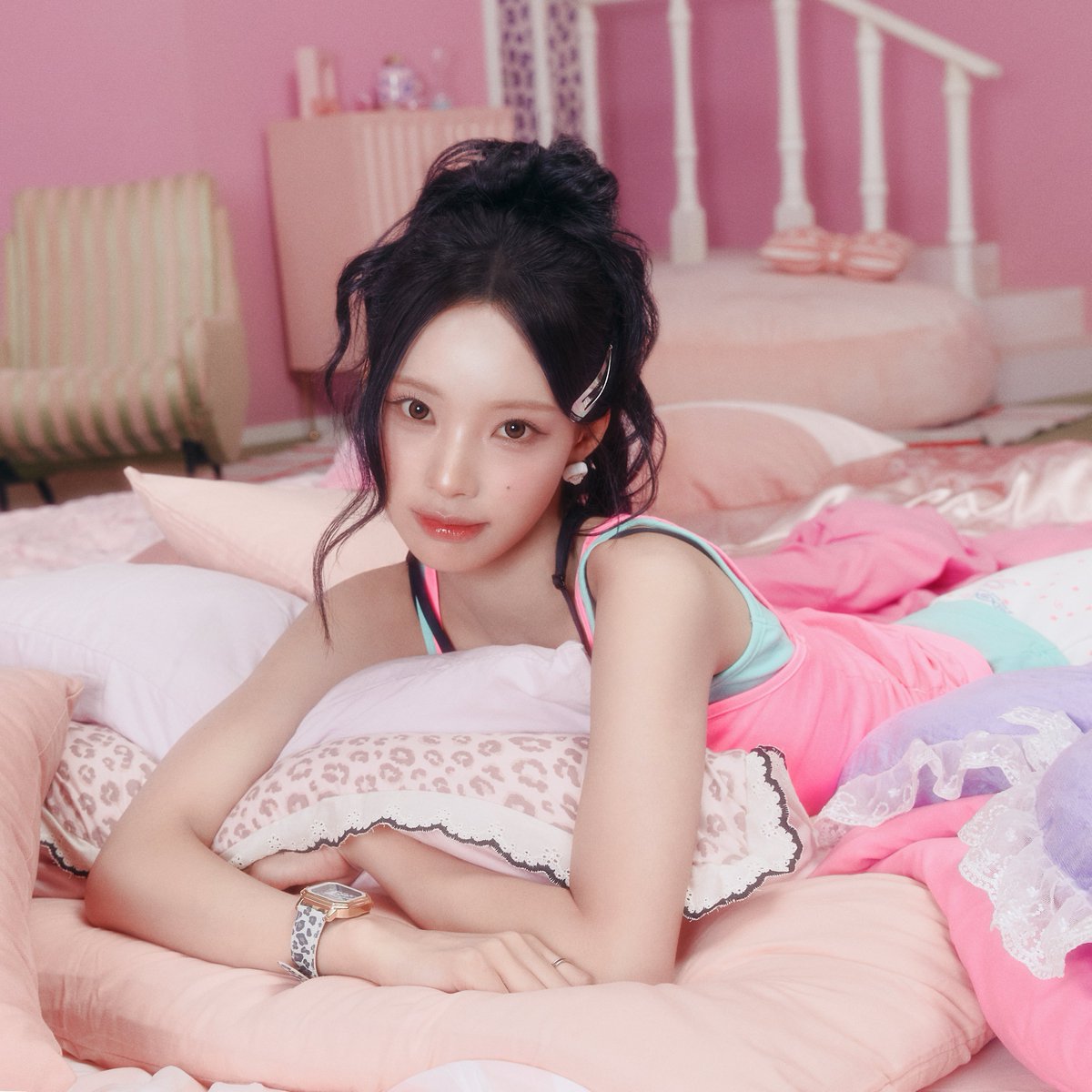 minamiscent's tweet photo. Jeong Woni’s influence is actually insane. she went viral from videos of her learning how to drive, then started her own channel and hit 1M subscribers in just 4 months. since then, RESCENE kept gaining attention with every member going viral, LOVE ATTACK becoming a hit and several of their songs climbing the charts, their videos pulling huge numbers in Korea, over 1.2M monthly listeners on Spotify, Woni ranking #1 while all 5 members entered the top 7 of July Individual Rookie Brand Reputation, the group becoming ambassadors for Geoje, Suwon and Gyeongju, and now becoming the face of CU, Korea’s largest convenience store chain by store count.

all of this in such a short time is crazy and i still had to leave out so much 😭