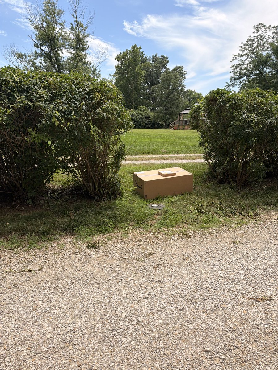 BillMurphyTalks's tweet photo. Great job @amazon. You guys almost made it close to the house on this one. Thanks for leaving my $400 order out in someone’s bushes. https://t.co/UT7g6iacCk