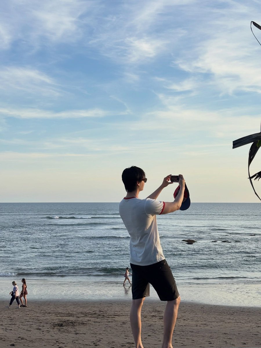 LeeJongSukWorld's tweet photo. 2026.07.03 #이종석 #LeeJongSuk Instagram Update2: 🚶🚶‍♂️🏊‍♂️🌅🌊😁 https://t.co/yfTVyZfus0