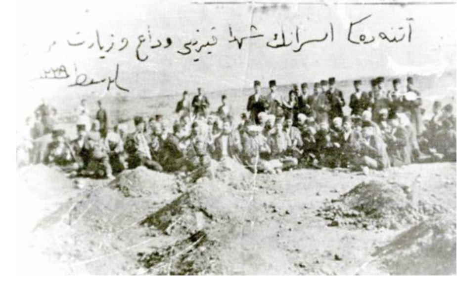 alpingo1903's tweet photo. Atina'daki esaretleri sona eren ve vatana dönmeye hazırlanan Türk esirler, şehit arkadaşlarının kabirlerini ziyareti https://t.co/zNcXDQZn0l