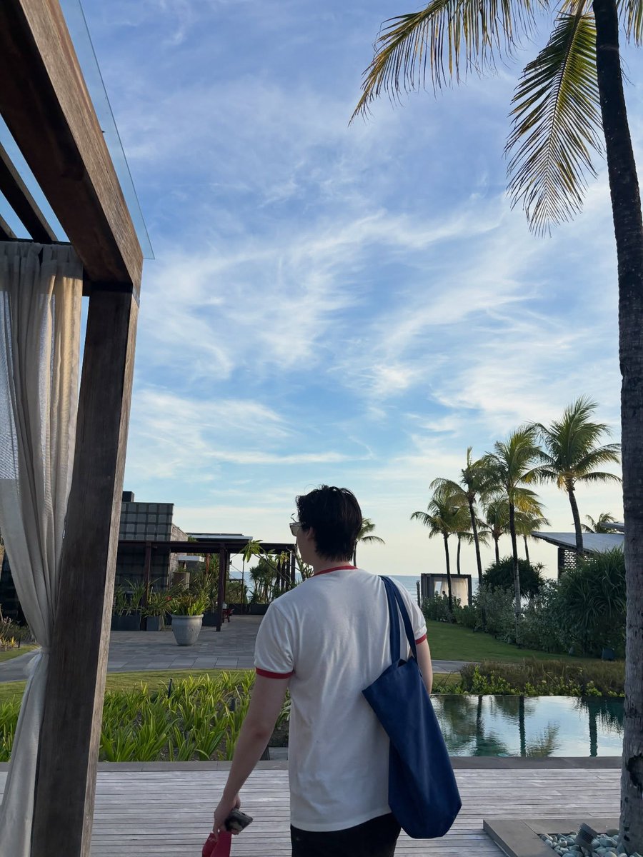 LeeJongSukWorld's tweet photo. 2026.07.03 #이종석 #LeeJongSuk Instagram Update2: 🚶🚶‍♂️🏊‍♂️🌅🌊😁 https://t.co/yfTVyZfus0