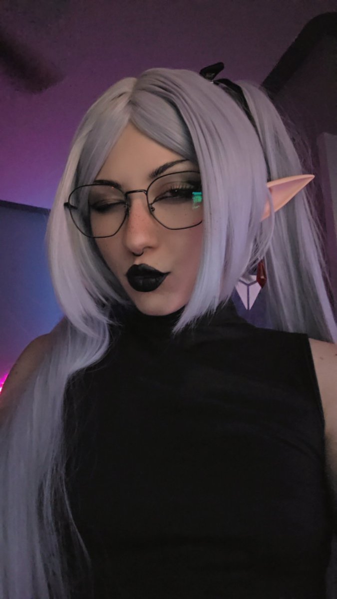 Evarettee's tweet photo. Goth frieren 🖤 https://t.co/rfwTpTMvPd