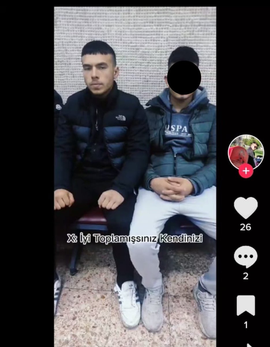 bernaozgull's tweet photo. Bu da Ankara’da motokurye Samet Özgül’ü boğazından bıçaklayarak öldüren failin tutuklanırken sergilediği rahat tavırlar… Bir insanın hayatını aldıktan sonra bile bu kadar rahat olabilmesi, vicdanları derinden yaralıyor. Üstelik daha sonra “pişmanım” beyanı nedeniyle cezasında indirim uygulandı. İşte toplumun adalet duygusunu sarsan tablo tam da bu!