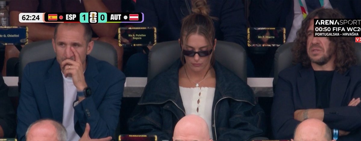 I_V__4's tweet photo. Queen in the middle 👑
#Alexia #chielini #puyol #worldcup https://t.co/dFTMbOqfeV