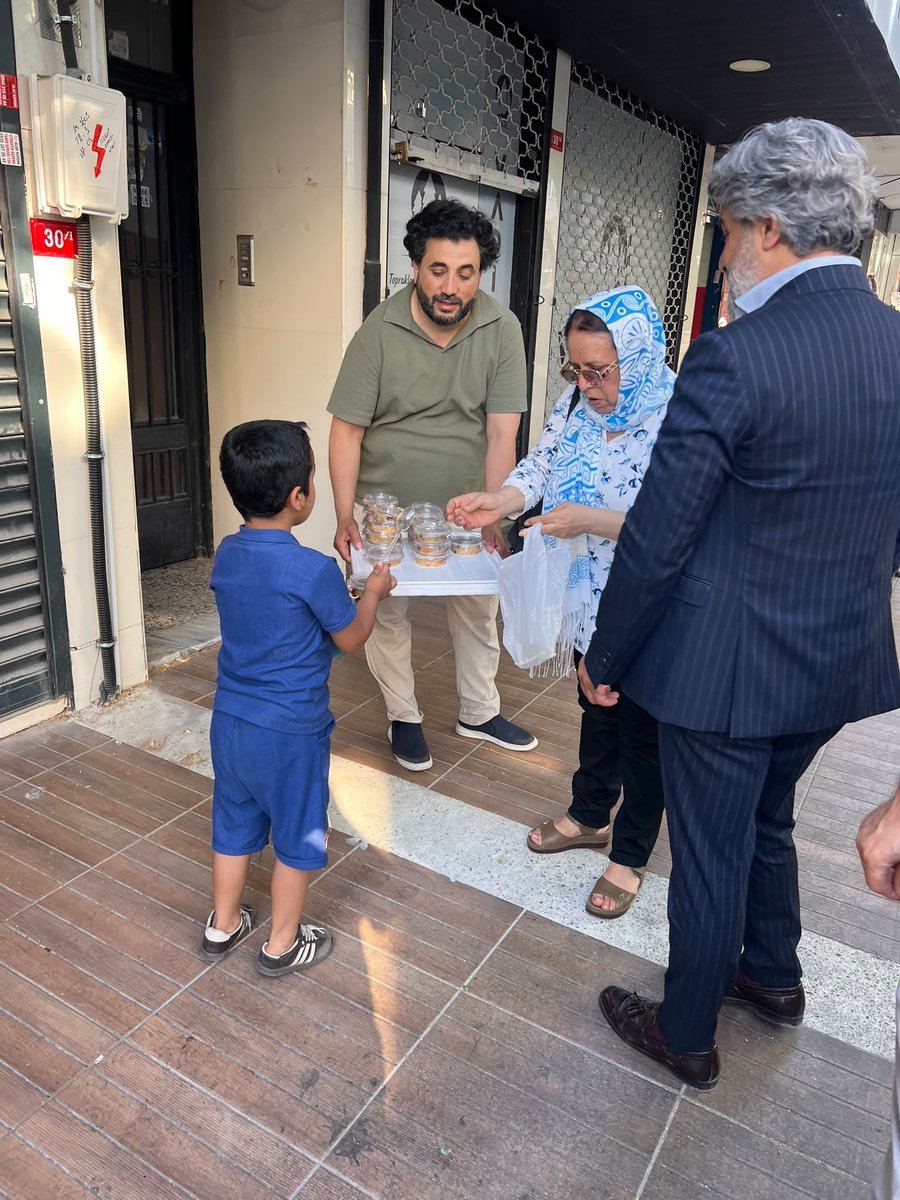 EnsarBakirkoy's tweet photo. Bakırköy Ensar Vakfı olarak Osmaniye Hamidiye Camii’nde vatandaşlarımıza aşure ikramında bulunduk.

Rabbim birlik ve beraberliğimizi daim eylesin. Hayırlı Muharremler dileriz.  
@EnsarVakfi @Ramazan_denli81 @ismailkayaduman @EnsarBakirkoy https://t.co/y6g0zgKaJI