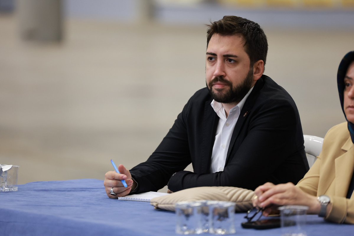 akgencgebzee's tweet photo. İlçe Başkanımız Recep Kaya, Belediye Başkanımız Zinnur Büyükgöz, İlçe Gençlik Kolları Başkanımız Av. Bilal Durmuş Kurt, Mahalle Başkanlarımız, Muhtarlarımız ile “Vatandaş Soruyor, Başkan Cevaplıyor” programında hemşehrilerimizle bir araya geldik. https://t.co/NkaheaJ9II