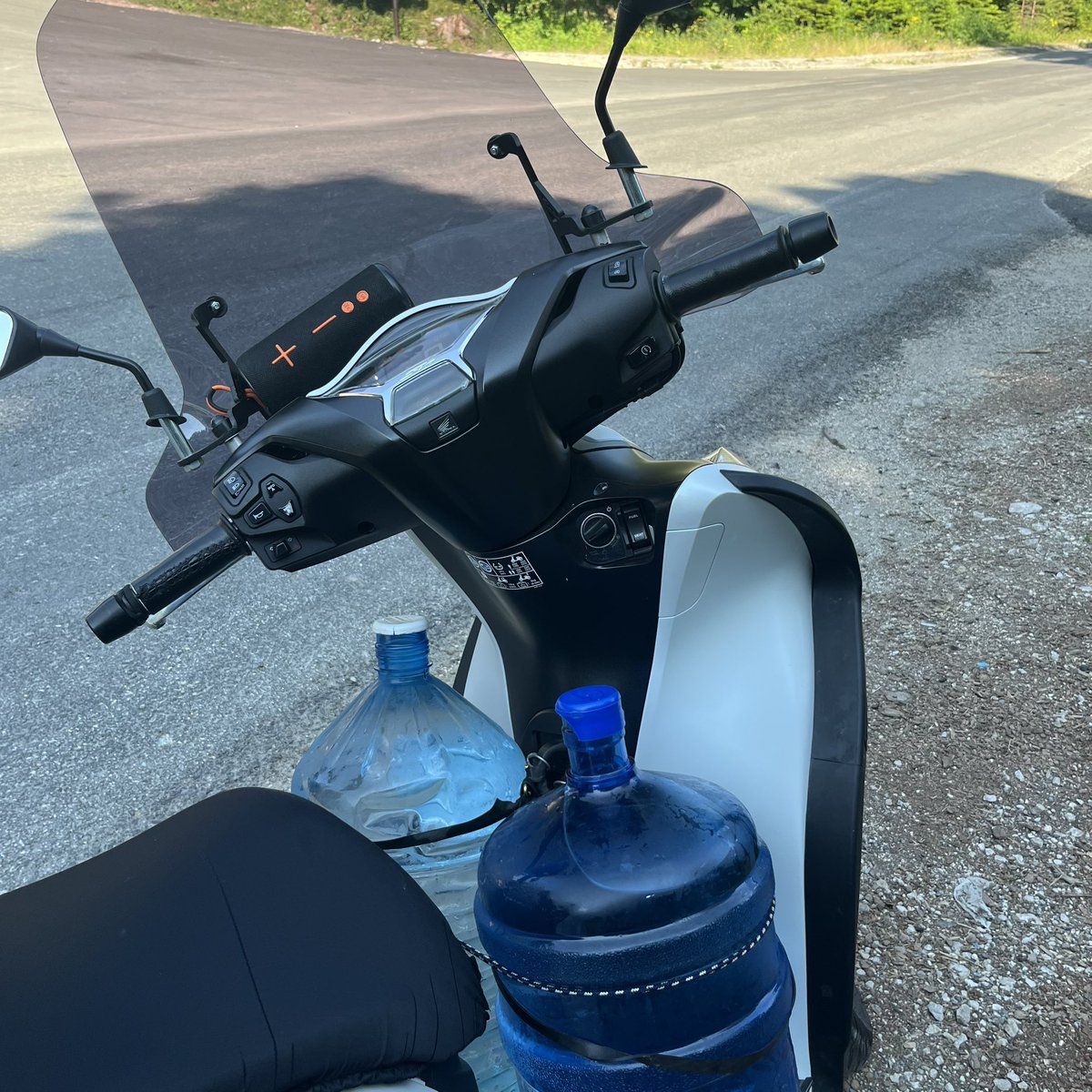 goldtraderi's tweet photo. @Karavandaborsa Sh 125 ler italyadan geliyor avrupaya satılıyor ben 1 senedir biniyorum memnunum 2026 da güncellmrlrr var kolay iniş biniş arasından dolayı  pcx den biraz daha torklu motor ikinci el türkiye zayıf yakıt 2.5 5700 km ort frenler ön arka abs ayrıca disk çekil kontrol https://t.co/fJ6bASAjDU