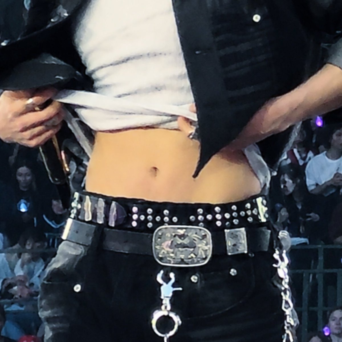 canjuntae's tweet photo. damn even his hip bones are visible.... https://t.co/0prgj7SsVY