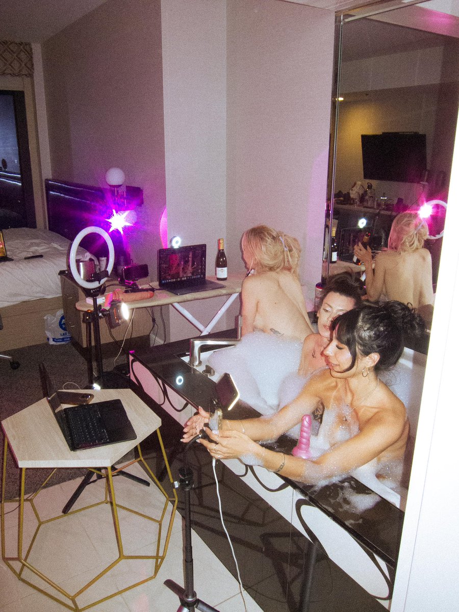 pnkgirlfriend's tweet photo. What life looks like when you’re a @stripchat girl ❤️

@Pepsi_Girl2000 
@LoveLillyy1 
@pnkgirlfriend 
@pnkxddy https://t.co/a5XPiuIzN7