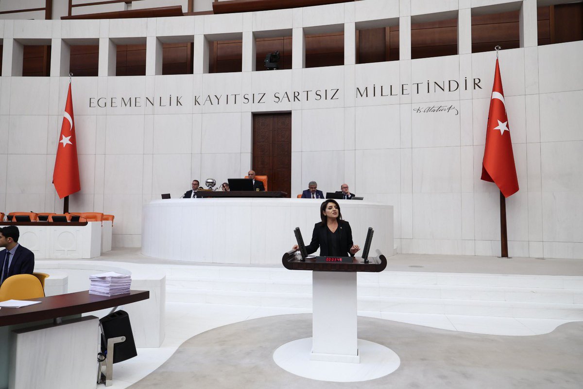 GulcanKis's tweet photo. 📍TBMM Genel Kurulu

Tüm itirazlarımıza rağmen Uzman Erbaş Kanunu ile Bazı Kanunlarda Değişiklik Yapılmasına Dair Kanun Teklifi AKP ve MHP oylarıyla kabul edildi.

AKP bugün bir kez daha hukuk için değil, hukuktan kaçmak için parmak kaldırdı. Mahkeme kararını uygulamamak adına kanun yapan bir iktidar, devleti değil keyfiliği yönetir. Bu utanç, yasama tarihine kara bir leke olarak geçti.

#tbmm #chp #mersin #ankara