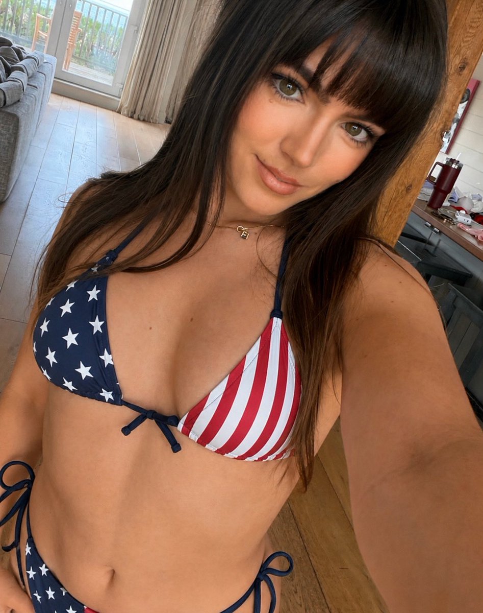 LeahRay44's tweet photo. My 4th July outfit is ready 🇺🇸

Americans, I understand this is a very important day for you all, it’s when your country gained independence from my kind. On this years special 250 anniversary I’ve come to celebrate with you all and enjoy the culture 

Coming to a beach near you…