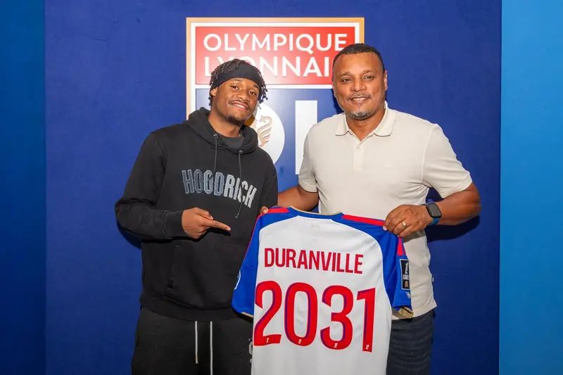 MaxOL69's tweet photo. « L’OL est très heureux d’annoncer l’arrivée de l’ailier belge Julien Duranville, en provenance du Borussia Dortmund, pour les 5 prochaines saisons, soit jusqu’au 30 juin 2031.

Le transfert s’élève à 5M€, auxquels pourront s’ajouter un maximum de 3,5M€ de bonus ainsi qu’un intéressement maximum de 20% sur une éventuelle plus-value future »
https://t.co/xsDnBtvv6z
