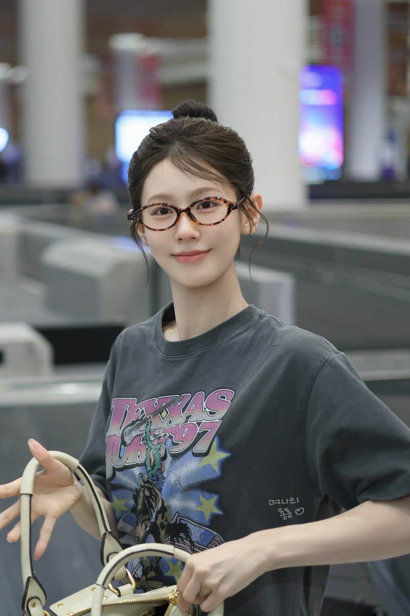 miyeonnews's tweet photo. #MIYEON is going viral in Japan after appearing bare-faced at the airport.

#미연 #曺薇娟 #ミヨン #아이들 #IDLE https://t.co/J3MyTVrk8h