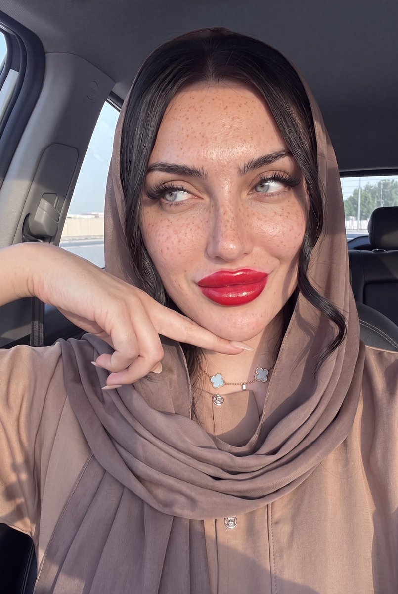 SarahAlbarchax's tweet photo. Eyes up here… or don’t, I’m not your boss https://t.co/vaNjvjzRbi