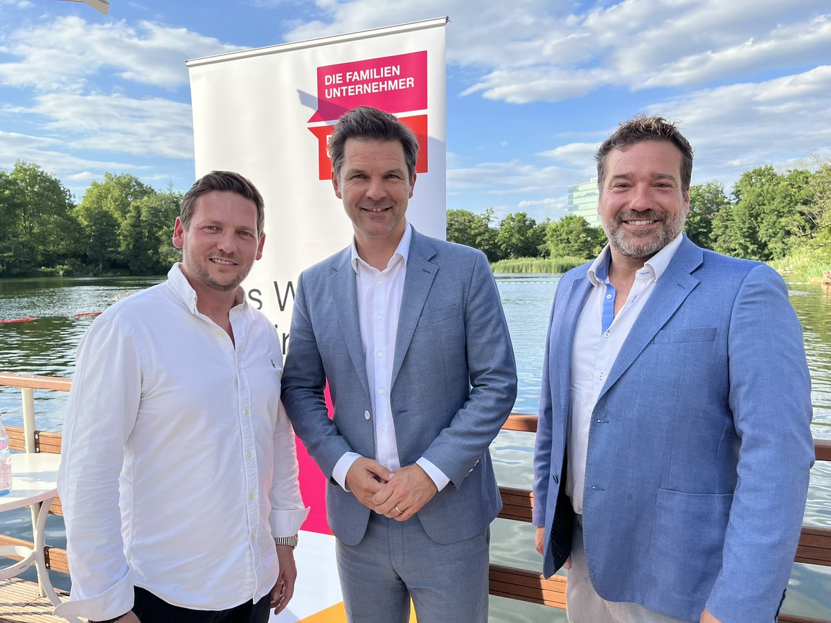 FamUnt's tweet photo. 🚨 Am 20. September wählt Berlin!

🤝 Mit Blick auf die Abgeordnetenhauswahl hat unser Regionalkreis Berlin den SPD-Spitzenkandidaten Steffen Krach zum Gespräch eingeladen. Unser Landesvorsitzender Florian Tanyildiz begrüßte alle herzlich, und Steffen Krach stellte die wirtschafts- und standortpolitischen Schwerpunkte seiner Partei für Berlin vor.

🏙️ Im Austausch wurde intensiv über die Zukunft des Wirtschaftsstandorts Berlin diskutiert. Themen wie das Vergesellschaftungsrahmengesetz, die Ausbildungsplatzumlage, Bürokratieabbau, Investitionssicherheit und die Rolle des Mittelstands standen dabei im Mittelpunkt. Gerade mit Blick auf die bevorstehenden Wahlen war der direkte Dialog zwischen Politik und Familienunternehmen besonders wertvoll.

🌇 Vielen Dank an Steffen Krach sowie an alle Mitglieder und Gäste für die offenen Gespräche und einen gelungenen Sommerabend!