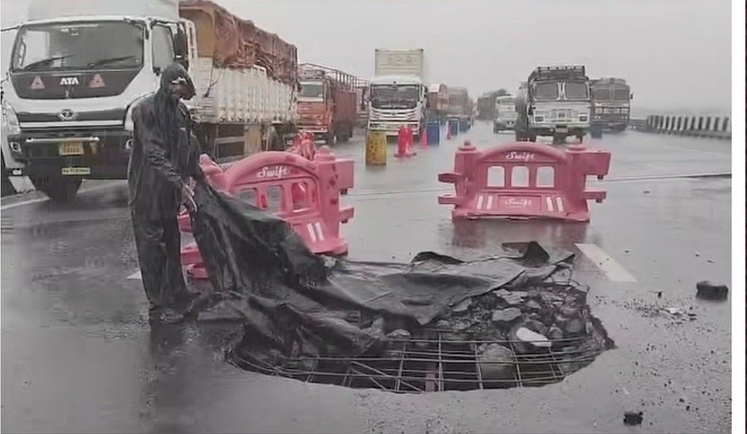 gujarat_com's tweet photo. Such a massive sinkhole on the Delhi–Mumbai Expressway between the Bharuch and Kim interchanges, along with heavy damage near an expansion joint. Unacceptable for a recently built expressway. This appears to be Package 5. @NHAI_Official @nitin_gadkari 

Pic - VTV news, in Bharuch, trishul news