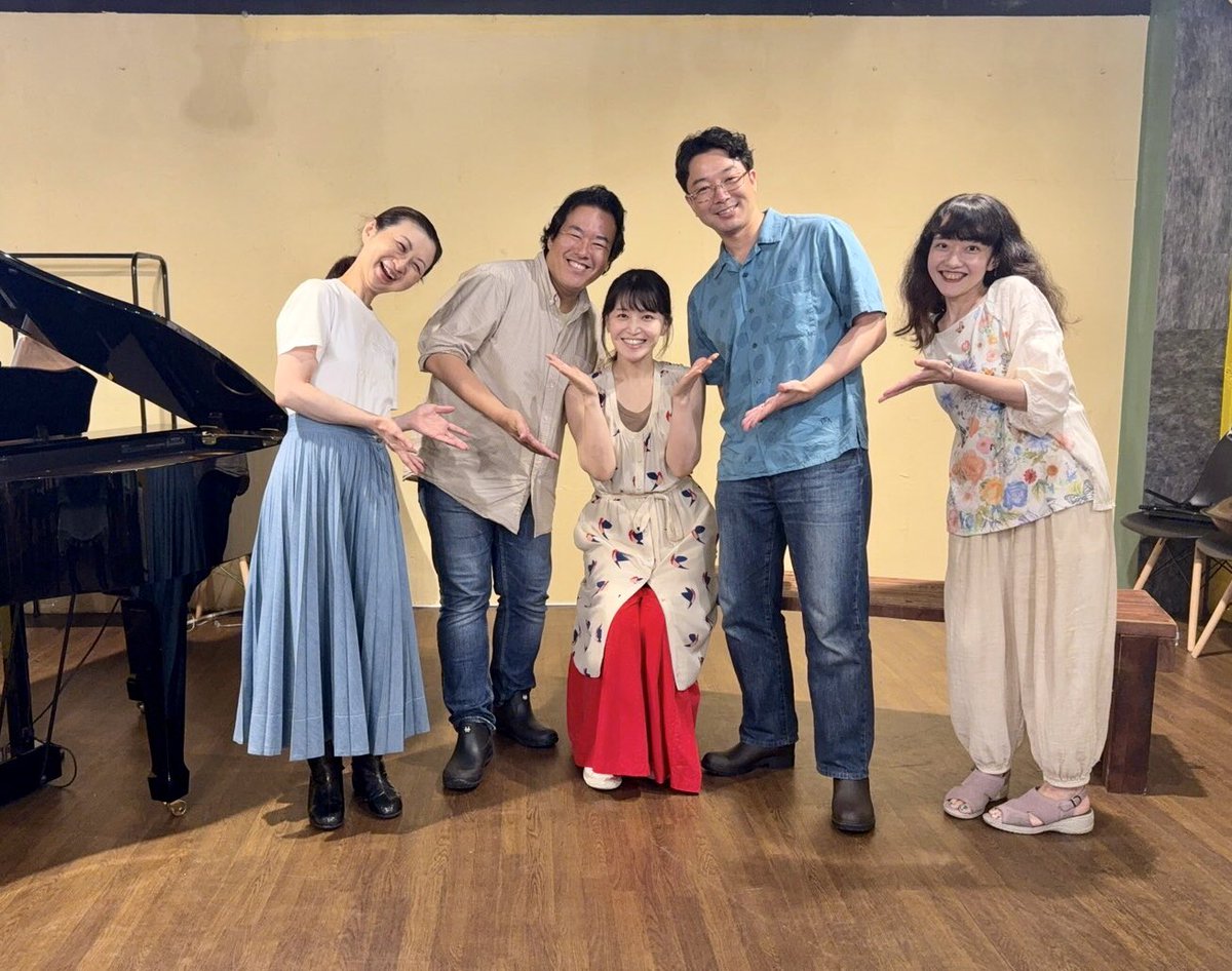 arisa_aries's tweet photo. わんちゃんに見守られながら最終稽古🐩
訳詞ならではの楽しい演出です☂️🌈
残席があと少しございます☺️
#バスティアンとバスティエンヌ https://t.co/UlisF0zqEh