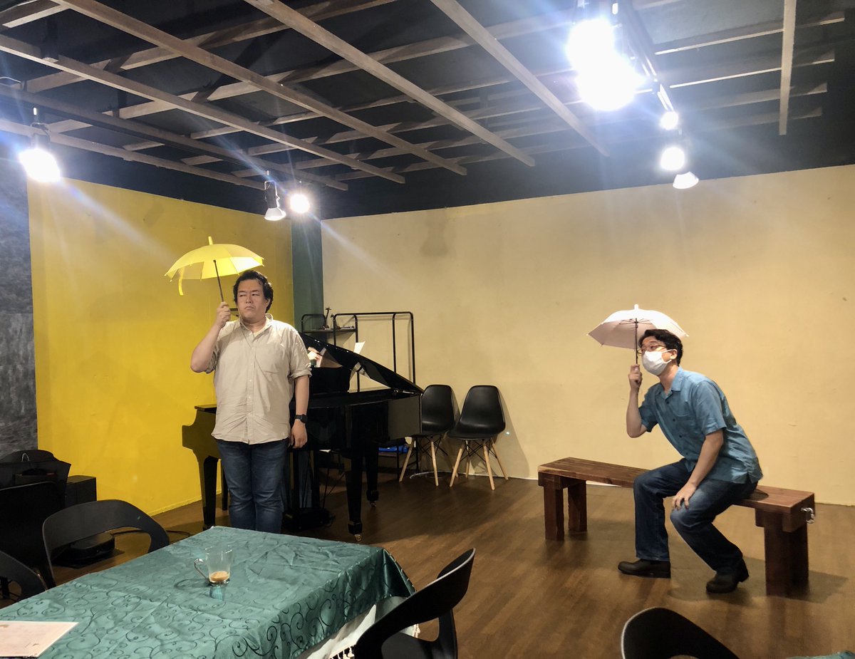 arisa_aries's tweet photo. わんちゃんに見守られながら最終稽古🐩
訳詞ならではの楽しい演出です☂️🌈
残席があと少しございます☺️
#バスティアンとバスティエンヌ https://t.co/UlisF0zqEh