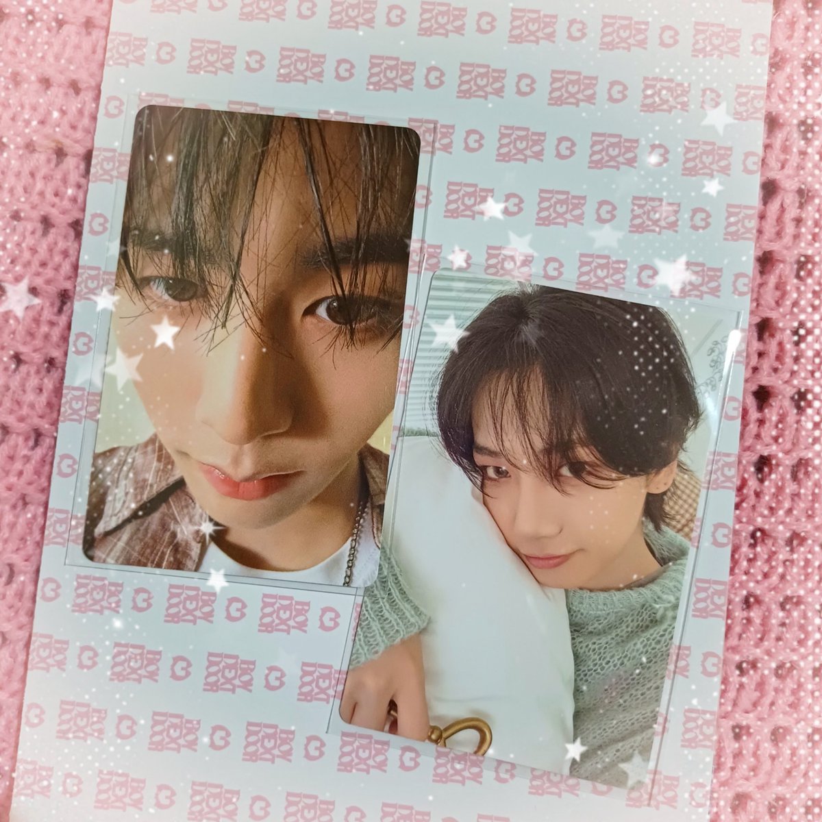 ottercaptor's tweet photo. ପ꒰ ˶^ ༝ ^˶꒱ଓ 🩷 boynextdoor mail !
peguei a versão aleatória em tudo pois só assim tinha a pob do weverse. achei muito bonitinho tudo, queria pelo menos algo do sungho mas acho que não vou trocar 

consegui a prod line toda ><
💽 woonhak ver
💌 taesan pãozinho
🖼️ myungjae neno https://t.co/7eRHN6S848