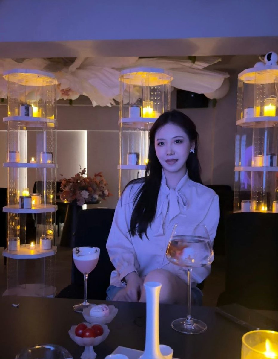 cellularRubber's tweet photo. 春游结束，晚上来酒吧喝一杯了，你们喜欢端庄的我还是逗比的我？都说说理由，我听听看。 https://t.co/d4AFpBwBIz