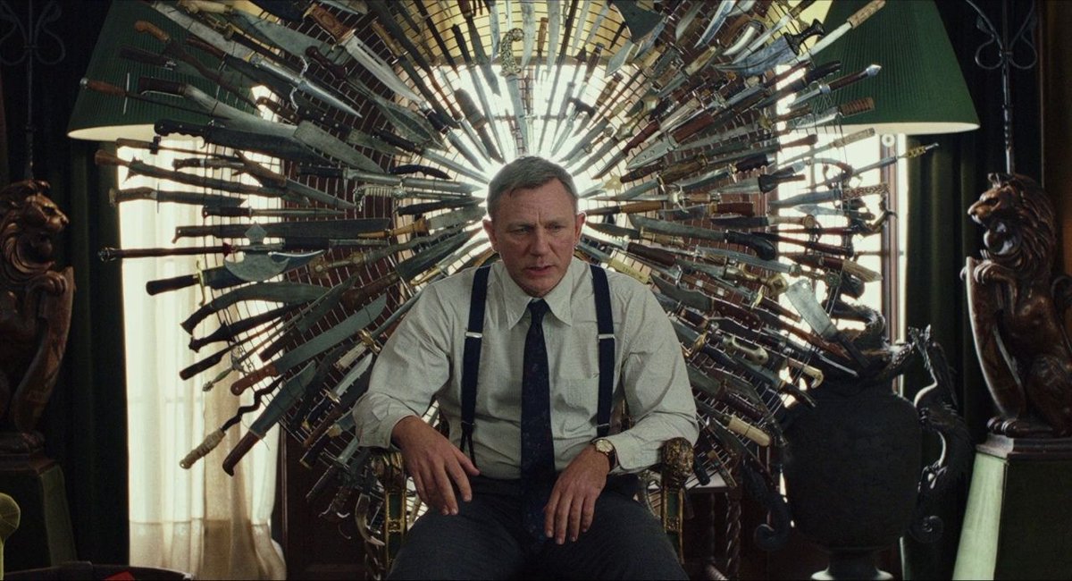 ourherodeniro's tweet photo. In lieu of 'Hands of Stone', Mike recommended Rian Johnson's 2019 whodunit thriller, 'Knives Out', starring Daniel Craig and Ana de Armas. It too will remind you of the unspeakable depth and beauty of the world. https://t.co/Bnvrf0kzsL