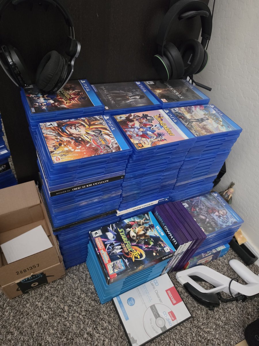 AguilarX's tweet photo. These will fund my childrens' retirement someday. #PhysicalDiscs #PS5 #NintendoSwitch #PS4 #Xbox https://t.co/sdGDYTwFgo