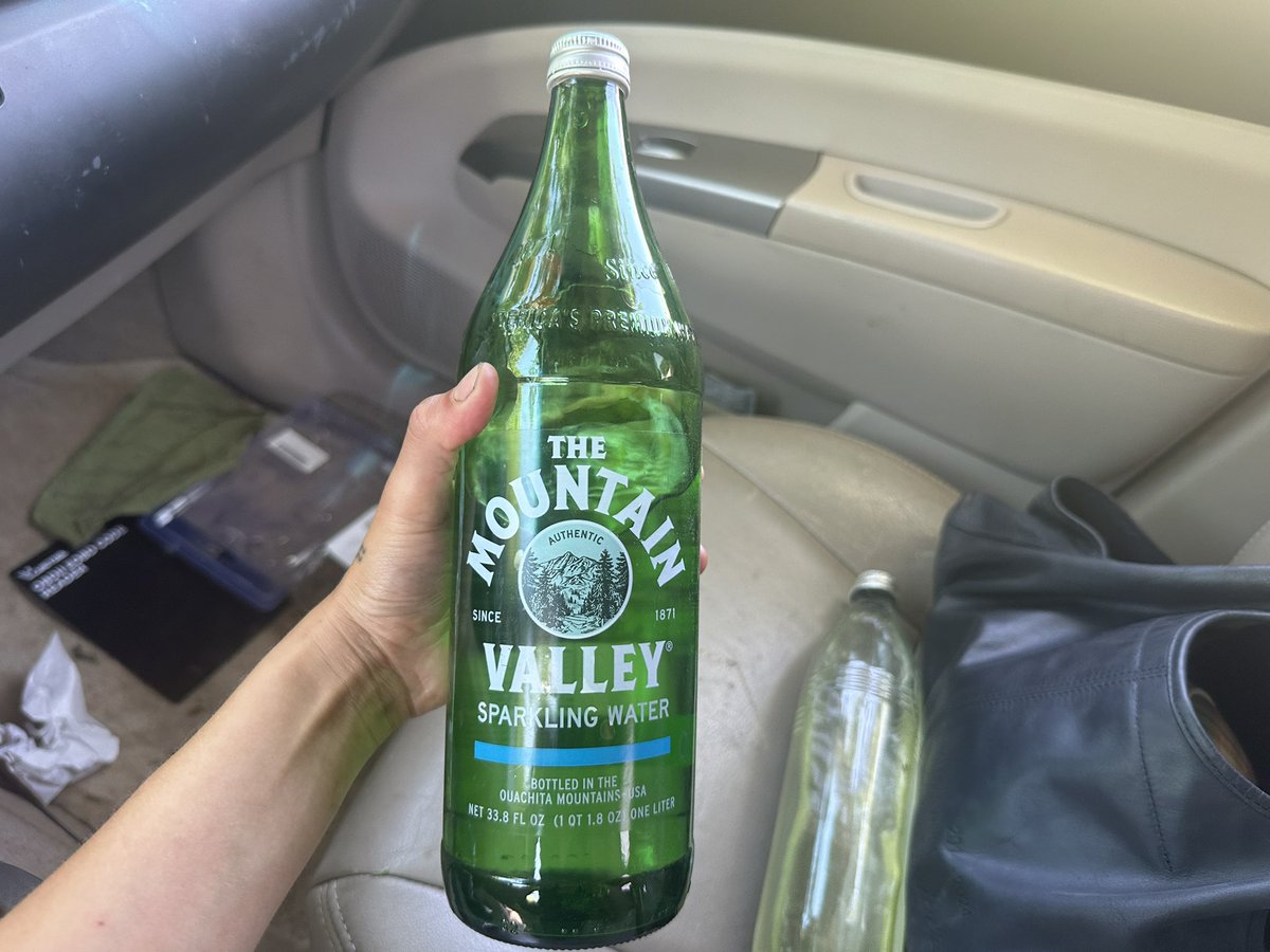 imsopopu1ar's tweet photo. My old water bottle that start growing algae or something so i just got a green one instead because that’s non of my business https://t.co/9Zfx1mOBQA