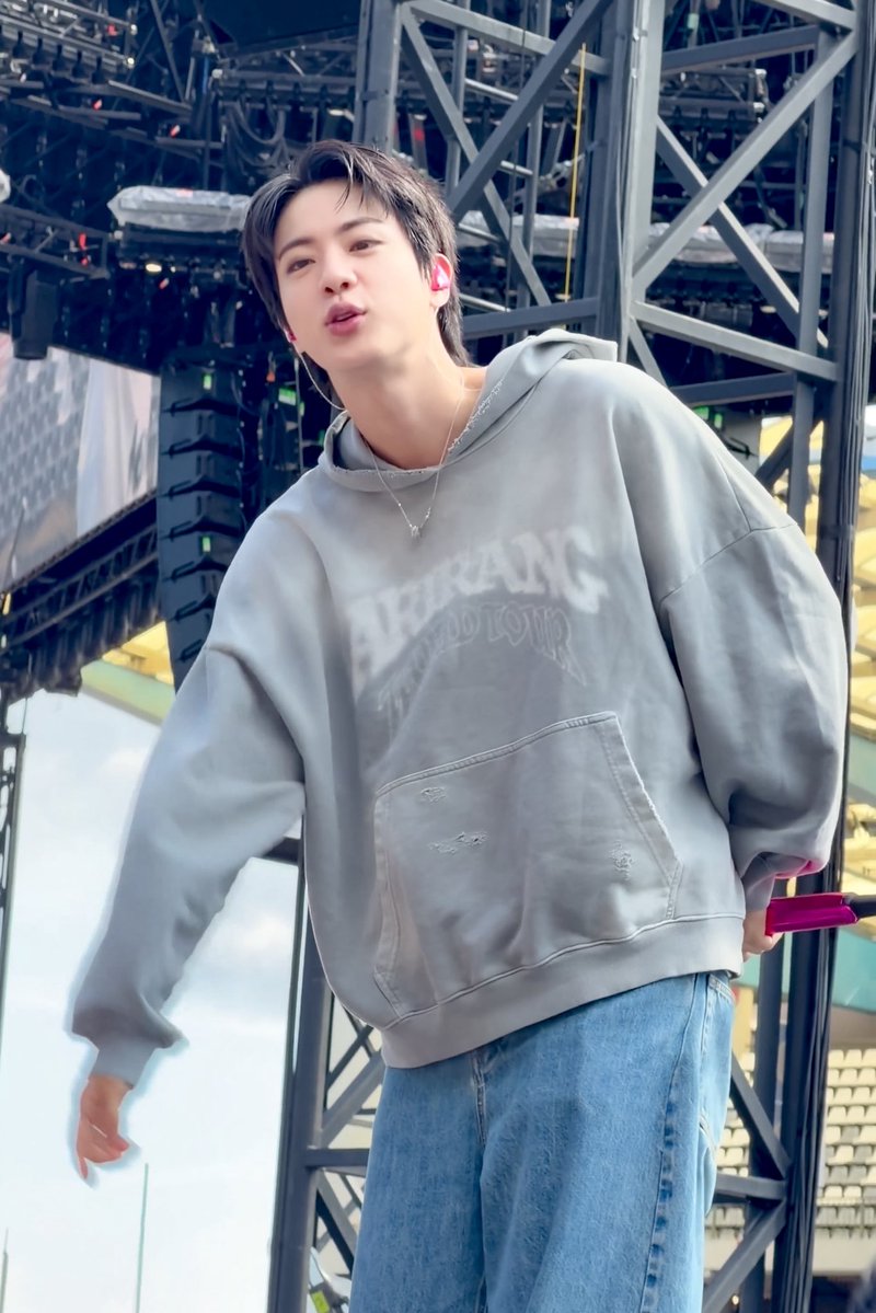 teki_1204's tweet photo. nursery teacher Seokjinnie🥰 https://t.co/Mswz3HMTT2